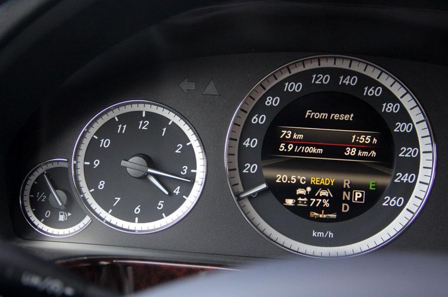  Mercedes-Benz E300 BlueTEC Hybrid 2012 года  (фото 20 из 60)